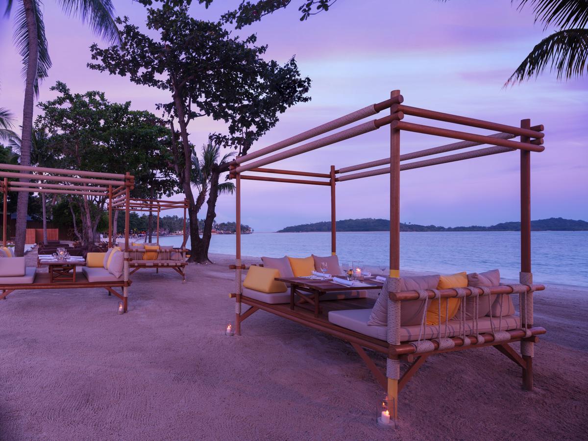 Sala Samui Chaweng Beach Resort Esterno foto Beachfront dining at the resort
