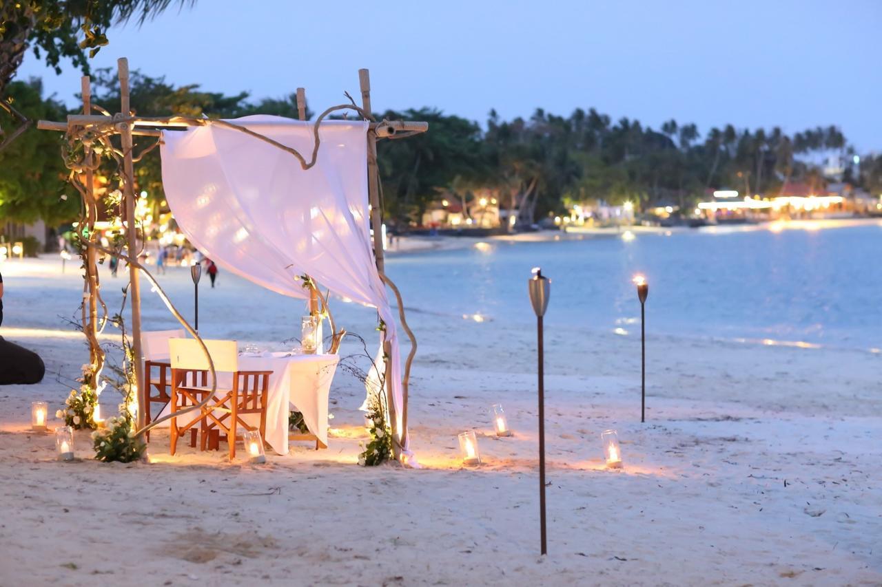 Sala Samui Chaweng Beach Resort Esterno foto A beachside dinner at the resort